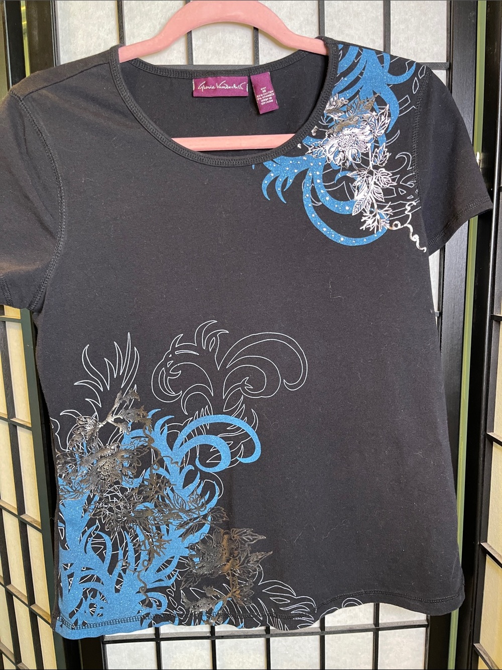 Gloria Vanderbilt  Y2K Black Short Sleeve Tee with Blue Graphic Print